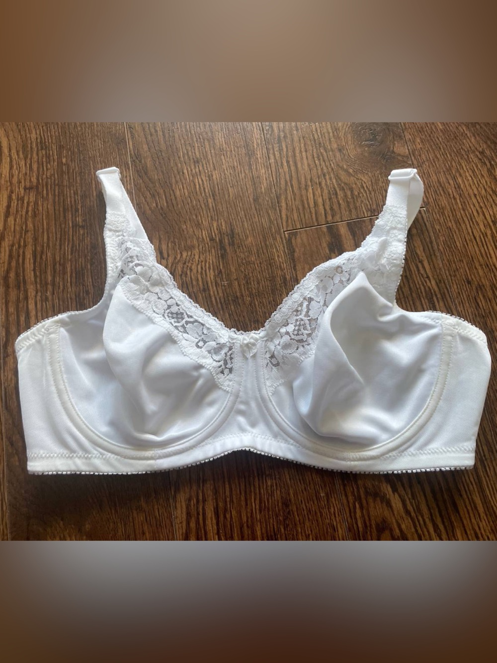Wonderbra White Lace-Trim Full Coverage Bra